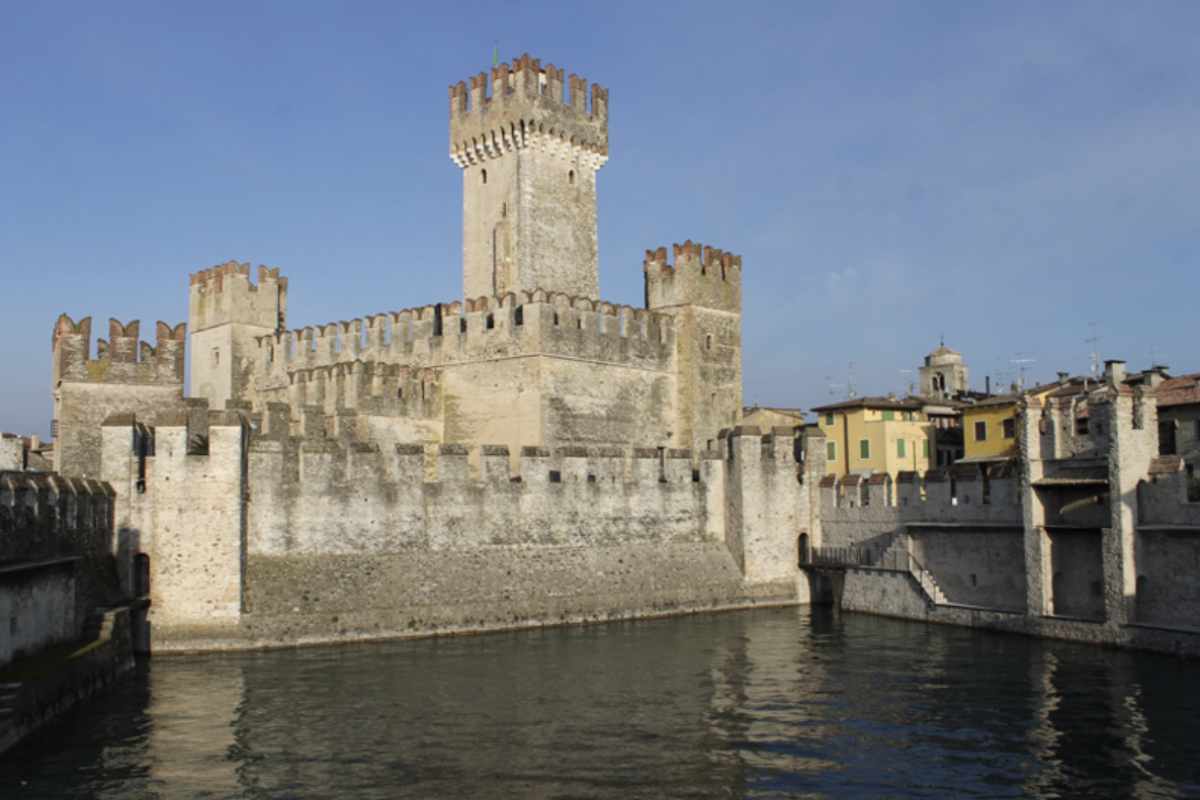 Risalente al XIV secolo, rappresenta un perfetto connubio tra architettura militare e ambiente naturale, offrendo ai visitatori un’esperienza unica