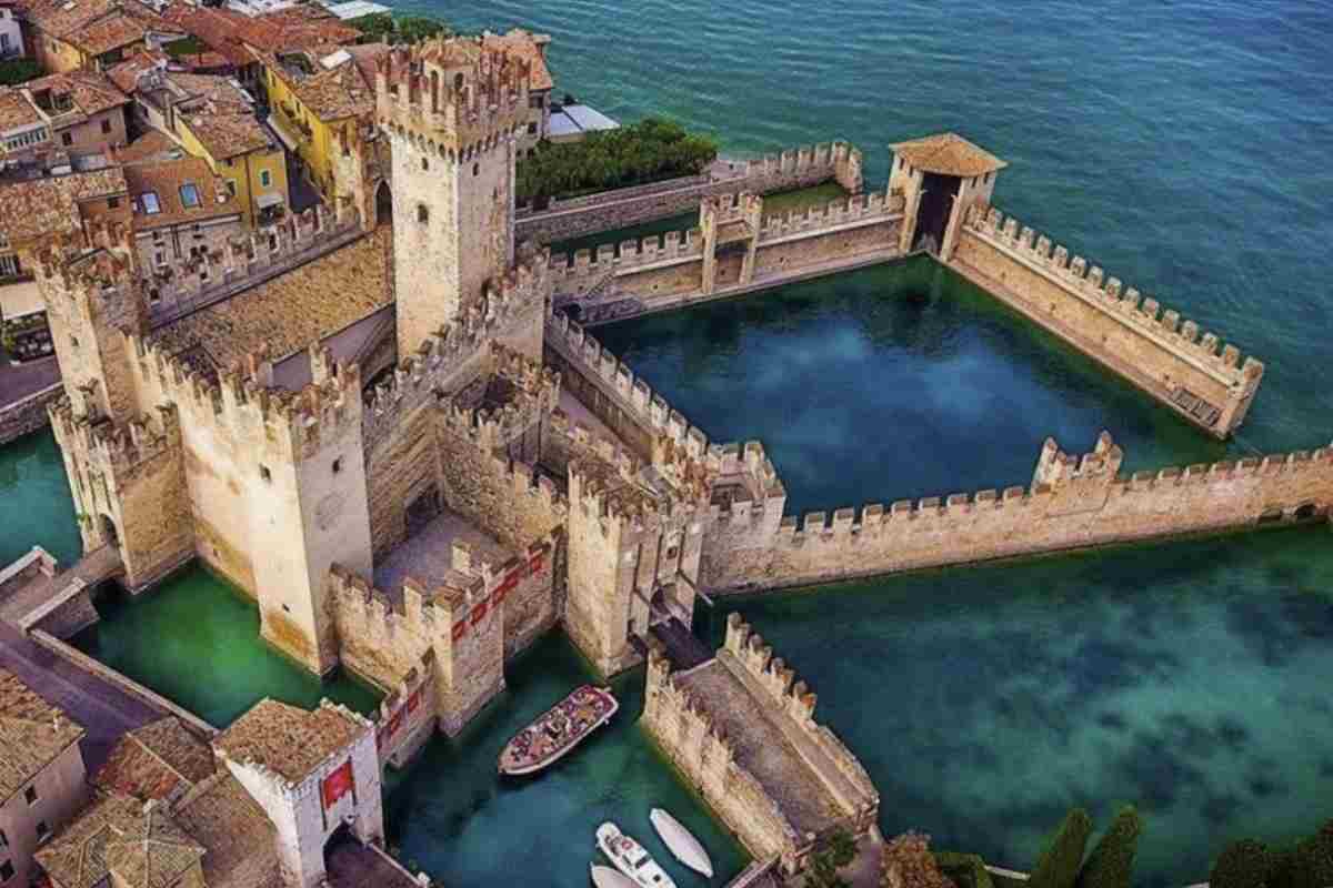 L’ingresso al castello avviene attraverso un antico rivellino e un ponte levatoio, oggi fisso, che introduce al cortile principale.