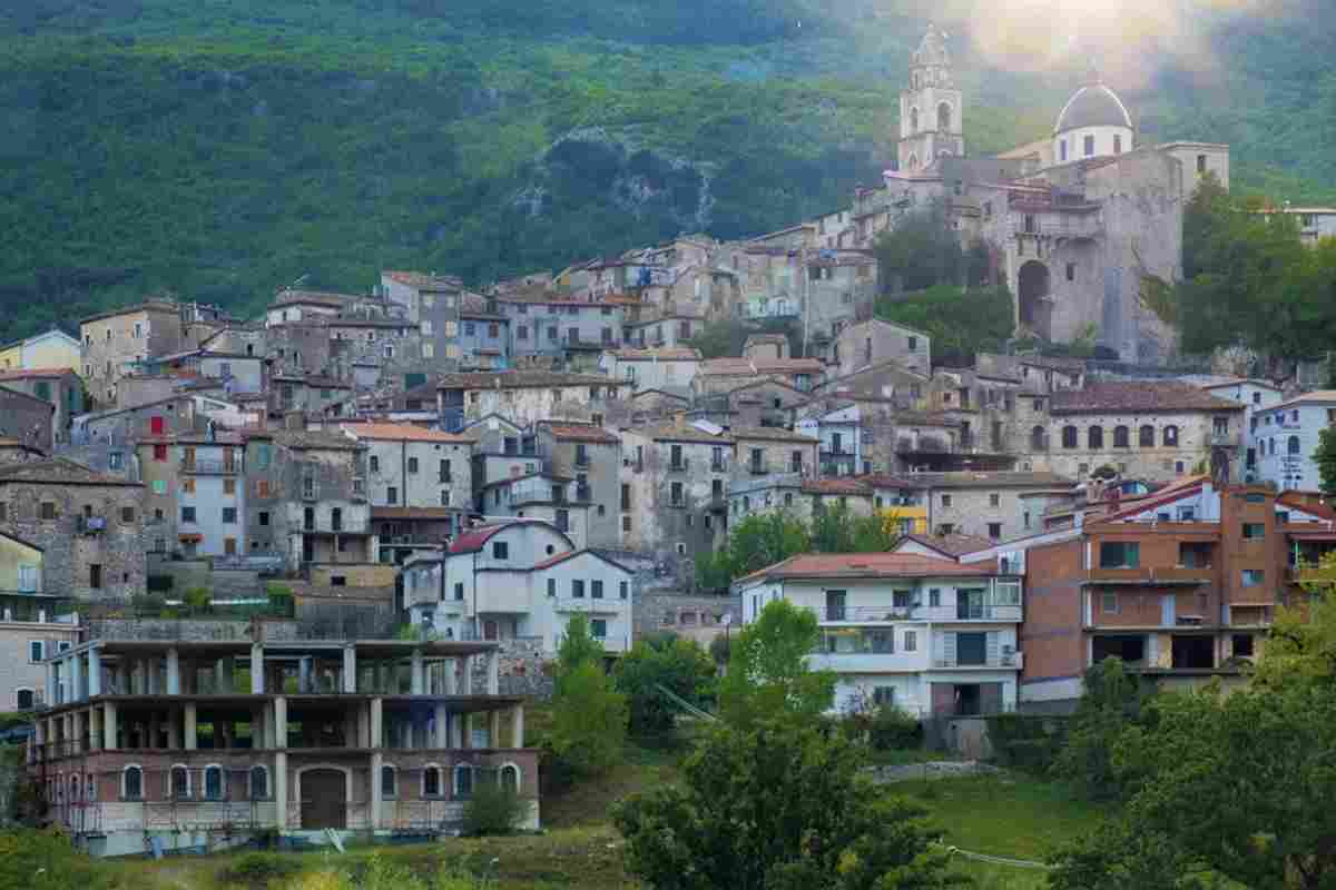 Nel Parco Regionale del Matese, in Campania, Cusano Mutri si staglia su uno sperone roccioso, offrendo un connubio perfetto