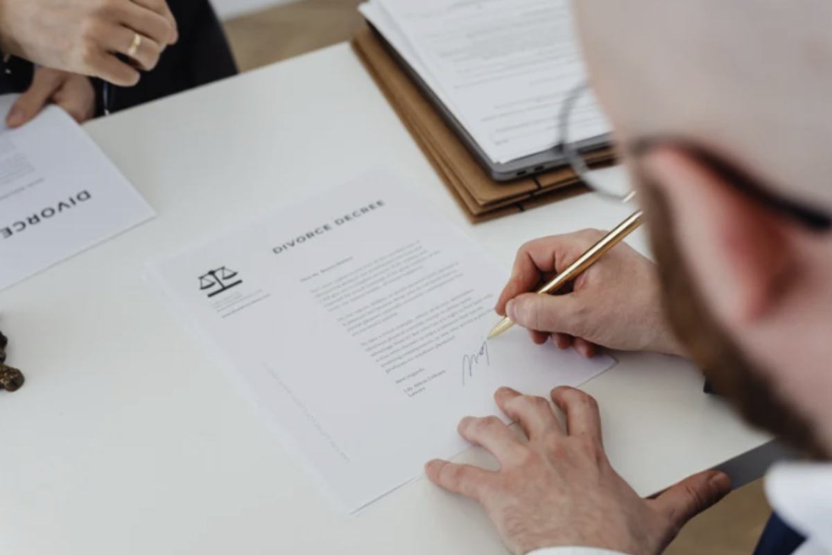 Nonostante la chiarezza offerta dalla regola generale, il dibattito sull’ordine di nome e cognome non manca di suscitare opinioni divergenti