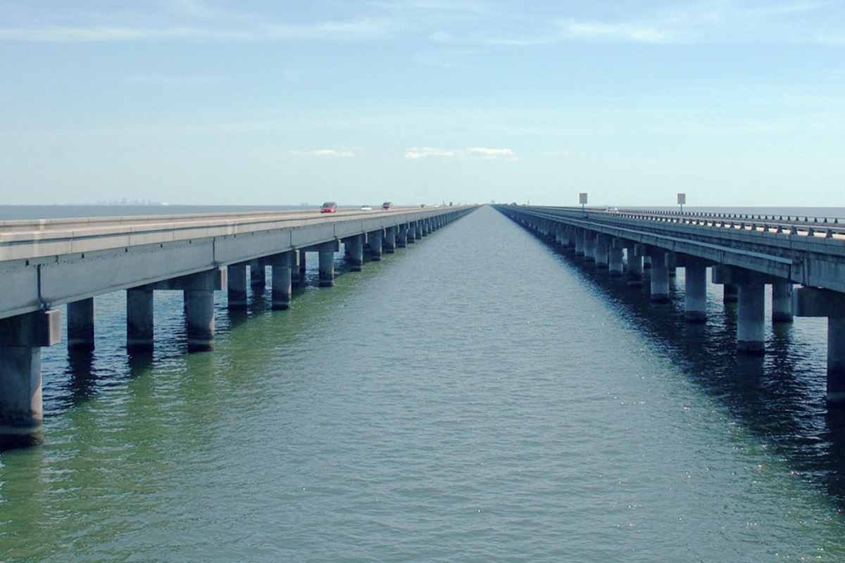Il design del Lake Pontchartrain Causeway si basa su una struttura composta da circa 9.500 piloni cilindrici in cemento armato
