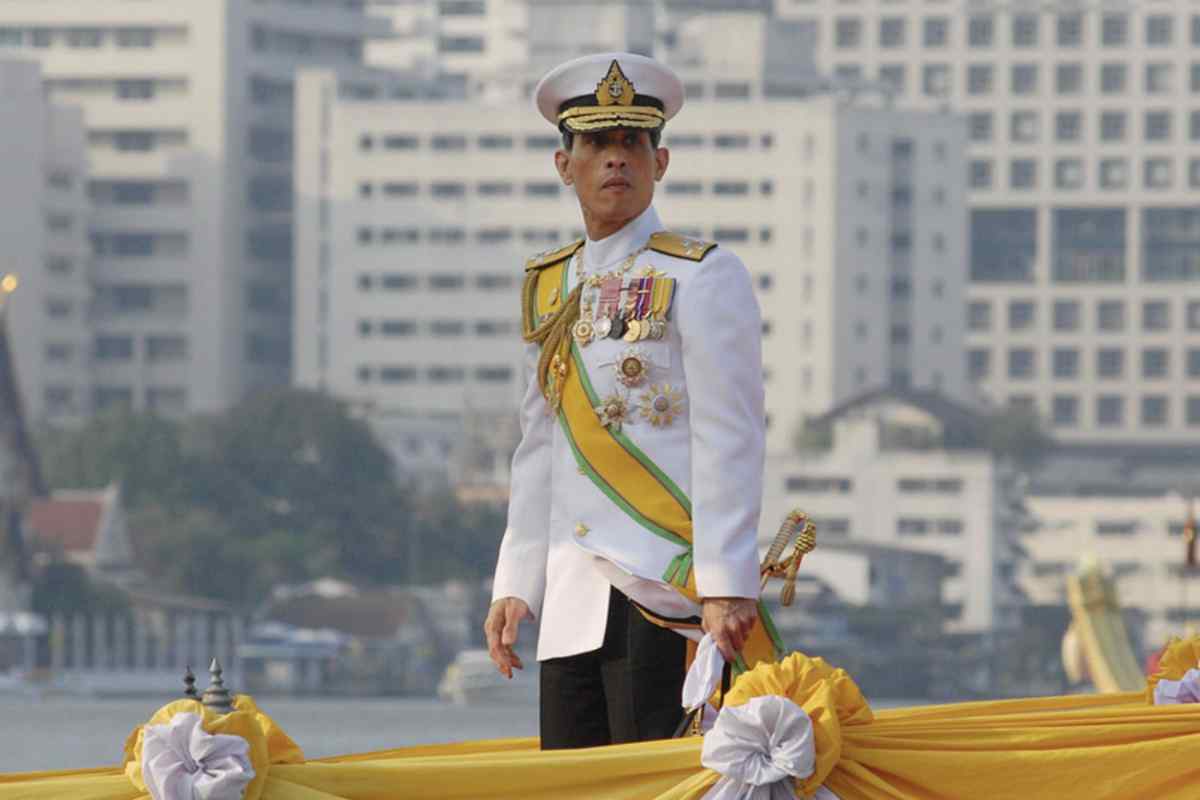 Il padre di Rama X, Bhumibol Adulyadej, noto come Rama IX, ha rappresentato una figura centrale nella storia moderna della Thailandia.