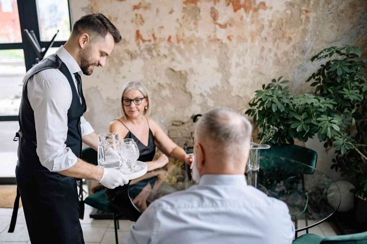 Aiuti i camerieri a sparecchiare il tavolo?