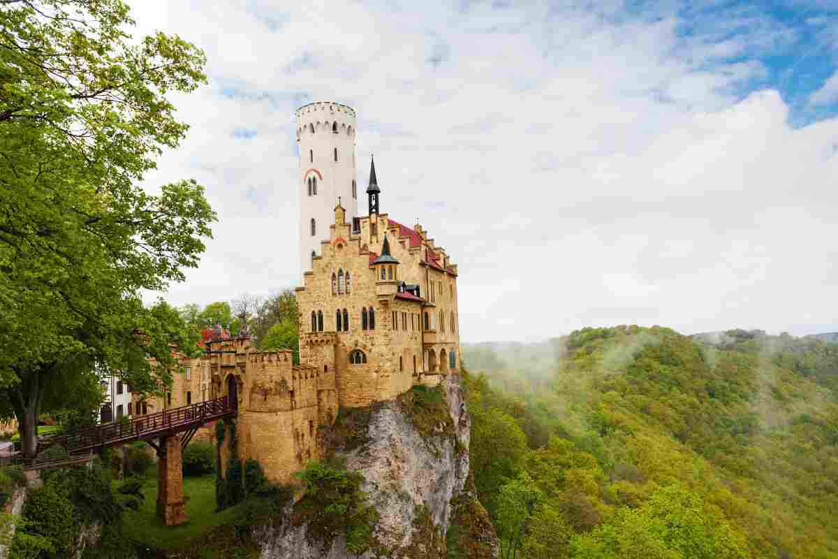 Lo chiamano il castello delle fiabe: arroccato sulle nuvole