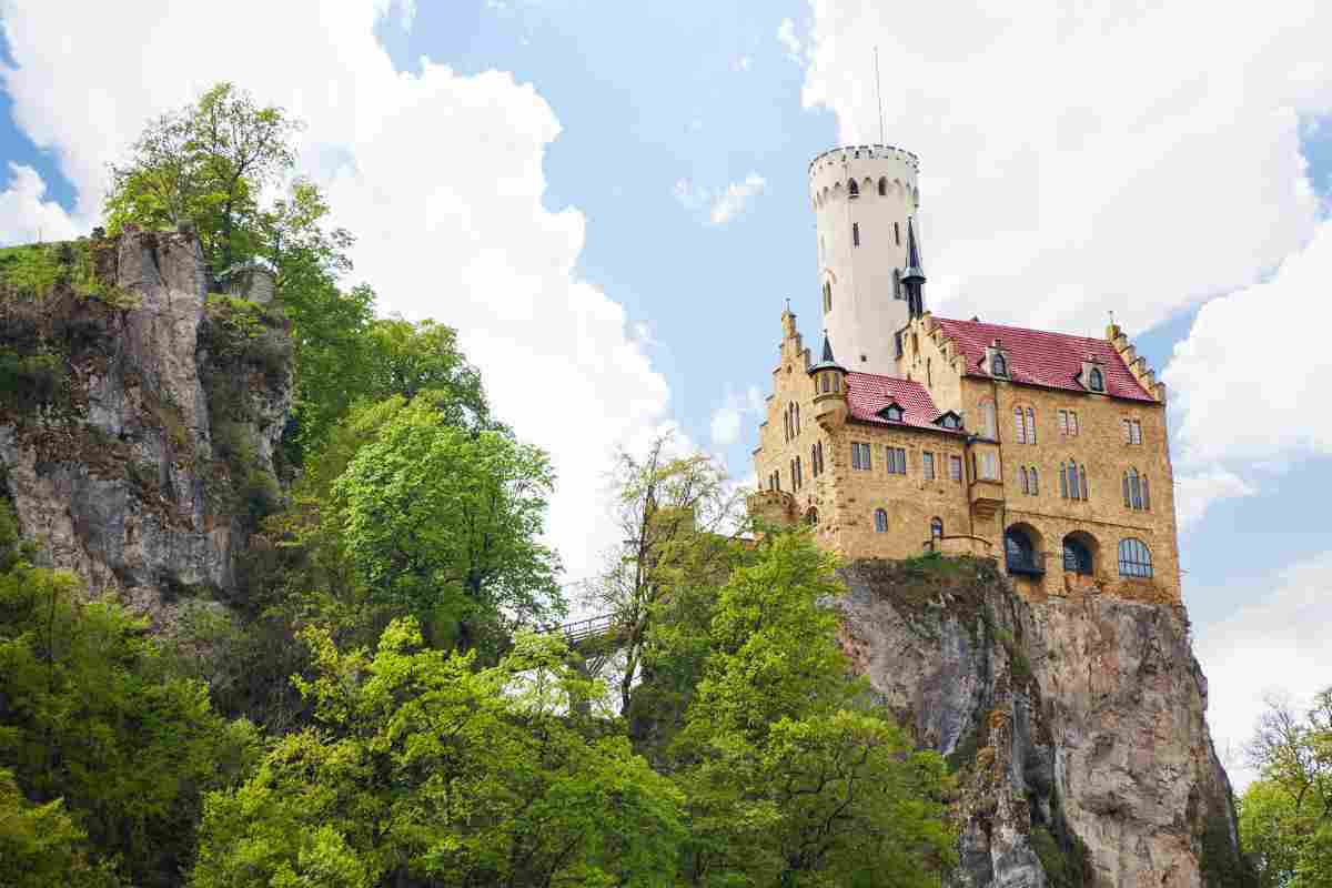 Lo chiamano il castello delle fiabe: arroccato sulle nuvole