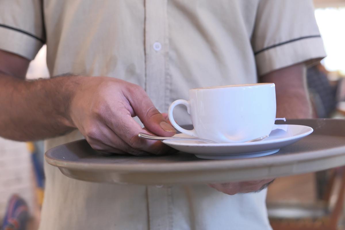 Aiuti i camerieri a sparecchiare il tavolo?