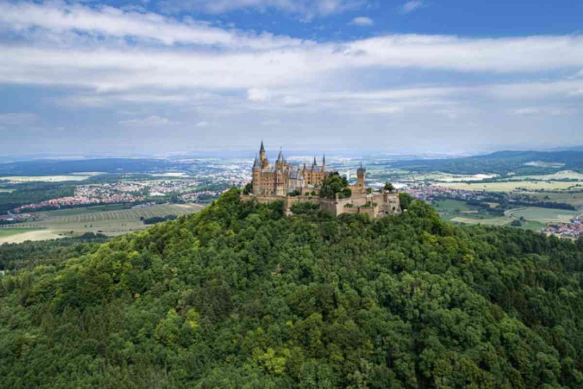 La sua posizione elevata, a 855 metri sul livello del mare, regala una vista spettacolare che sembra sospendere il maniero in una dimensione