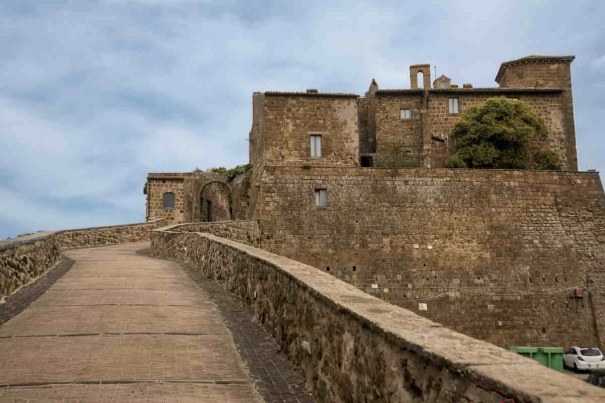 L’esperienza che offre questo itinerario – dal borgo antico di Celleno, alla Rocca dei Papi di Montefiascone, fino alla Cascata della Ferriera