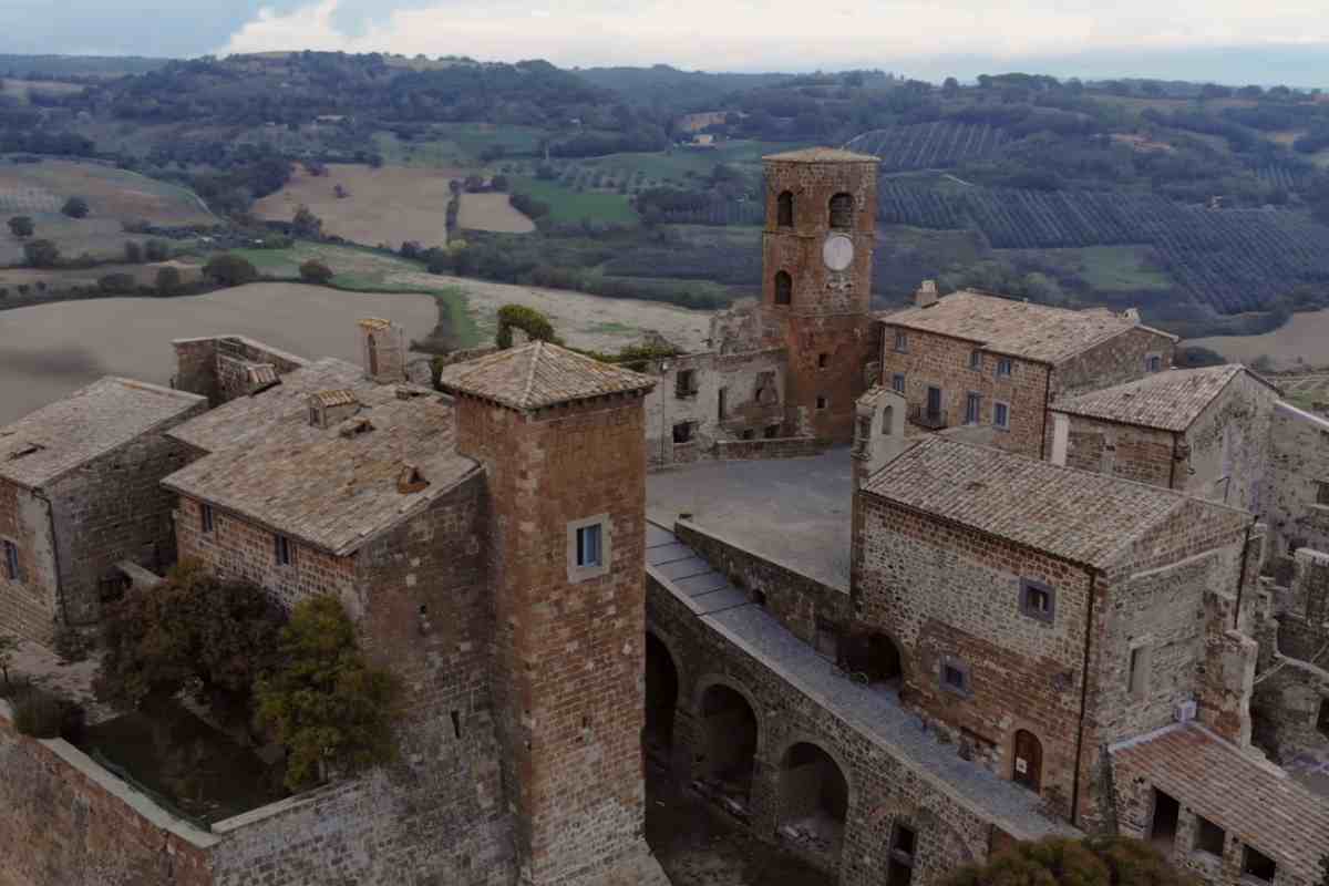 Celleno si erge su uno sperone tufaceo a 407 metri sul livello del mare, incorniciato da boschi e corsi d’acqua che si gettano nel vicino Tevere.