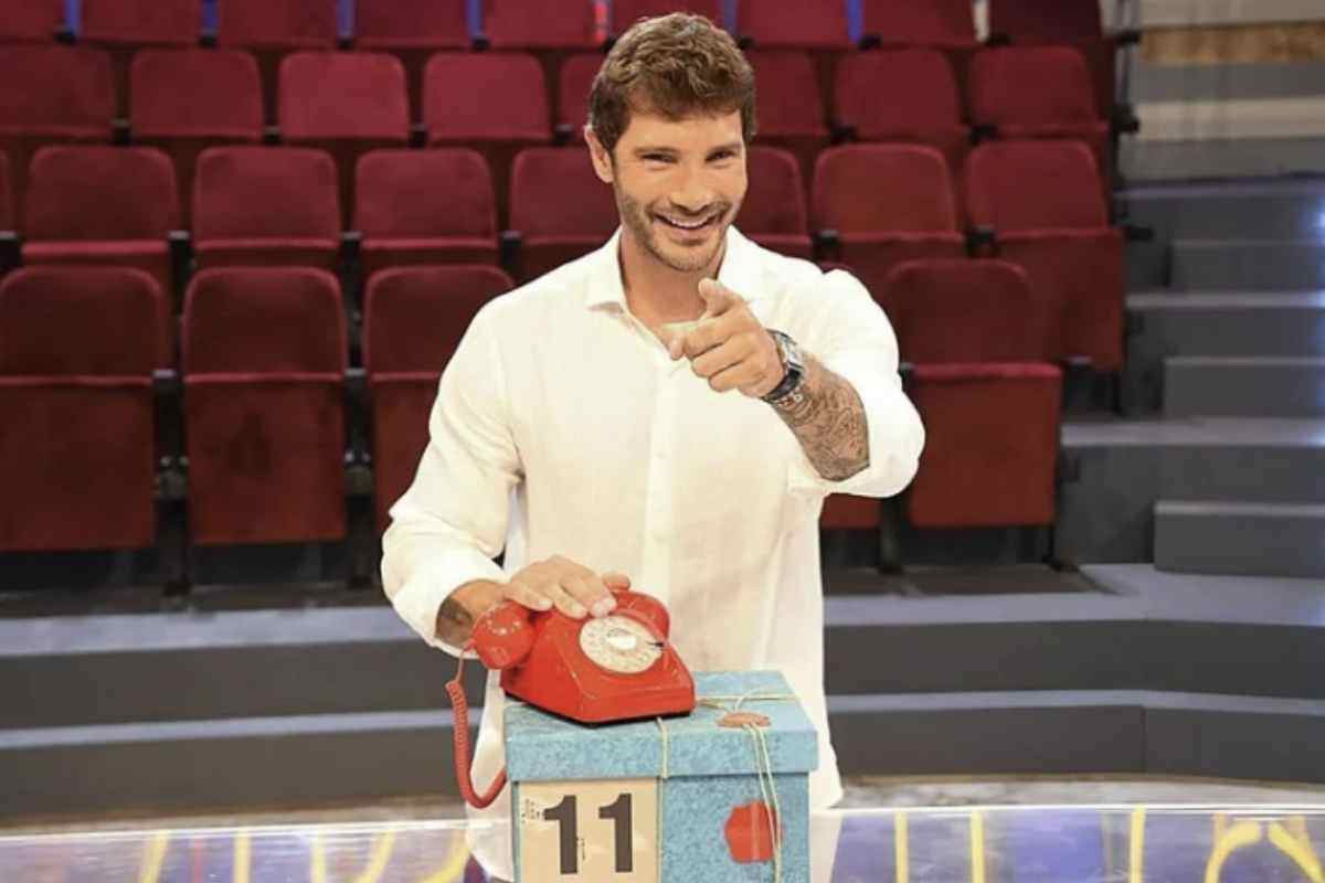 La serata è stata animata dalla conduzione di Stefano De Martino, affiancato dalla spalla comica Herbert Ballerina,