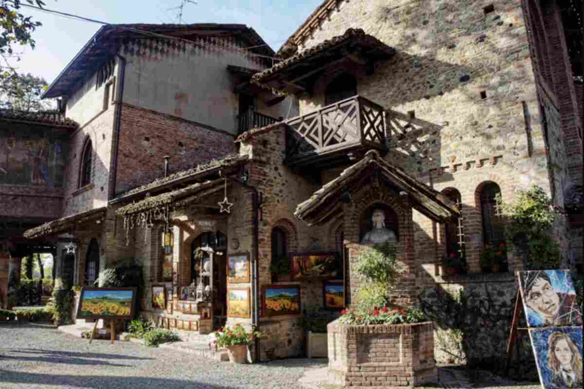 Dietro le sue case in pietra, le torri merlate e le botteghe artigiane d’epoca, si cela un dettaglio sorprendente che pochi conoscono