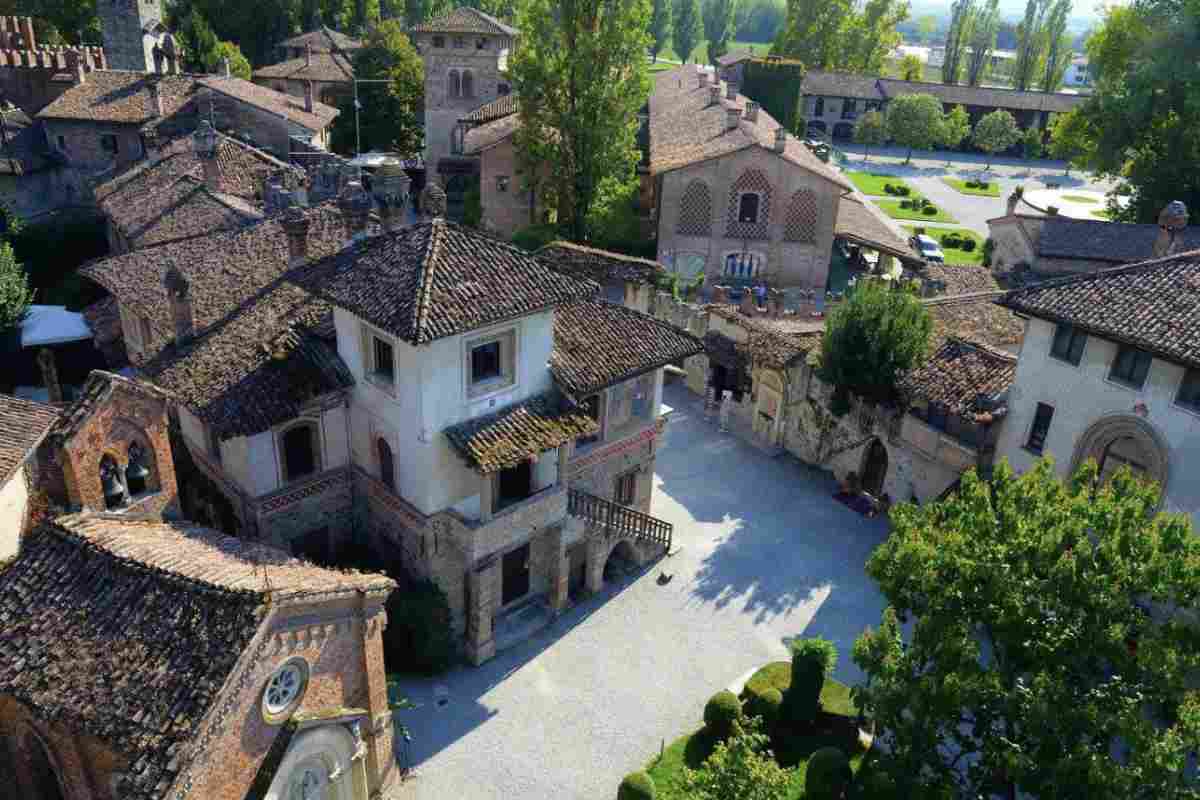 Il borgo di Grazzano Visconti si inserisce in un contesto paesaggistico e culturale di grande valore, circondato da colline e valli