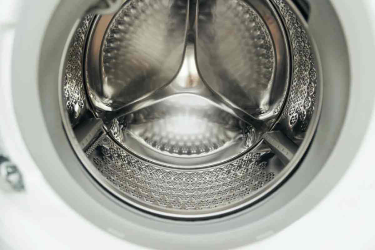 Con l’uso quotidiano, questi materiali si accumulano, causando non solo un impatto estetico ma anche potenziali danni al funzionamento