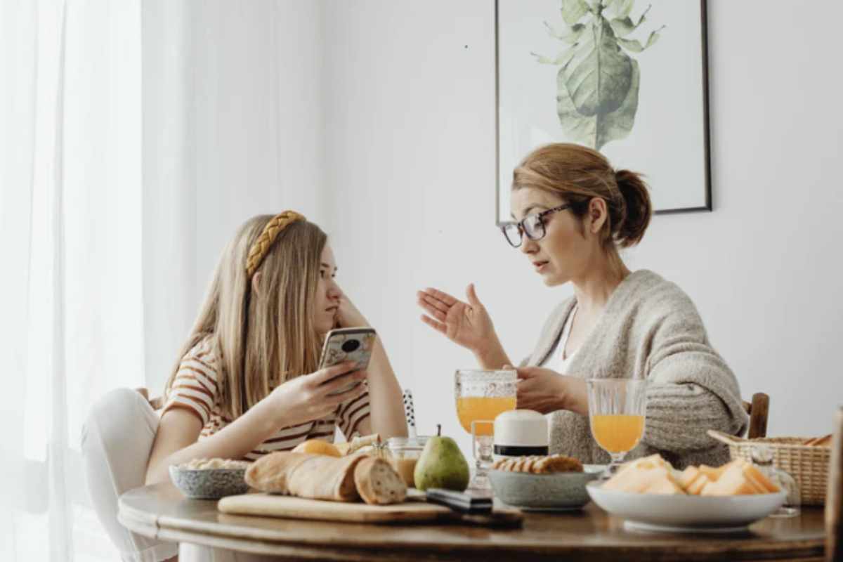 Un genitore, inteso non solo come figura biologica ma anche sociale e affettiva, ha la grande responsabilità di guidare i propri figli