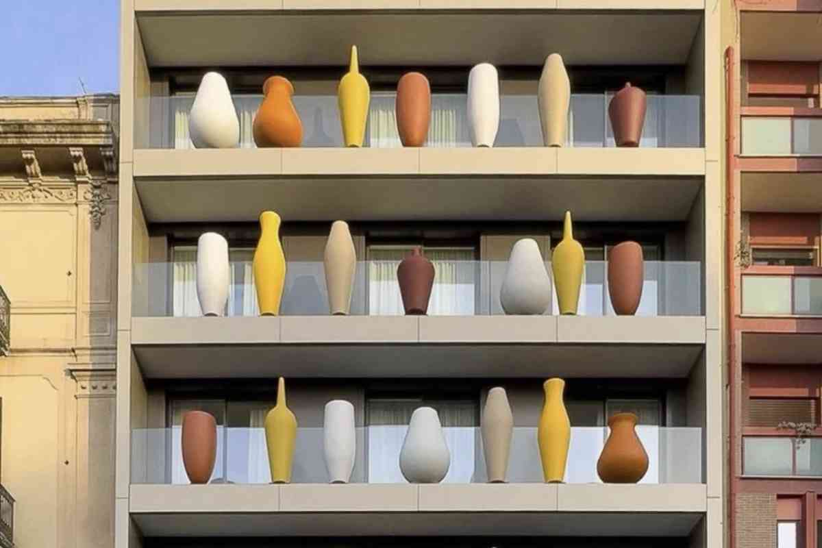 Piazza Umberto, dove sorgerà Palazzo Le Giare, rappresenta uno dei luoghi più vivaci e frequentati di Bari, fulcro di eventi culturali, sociali