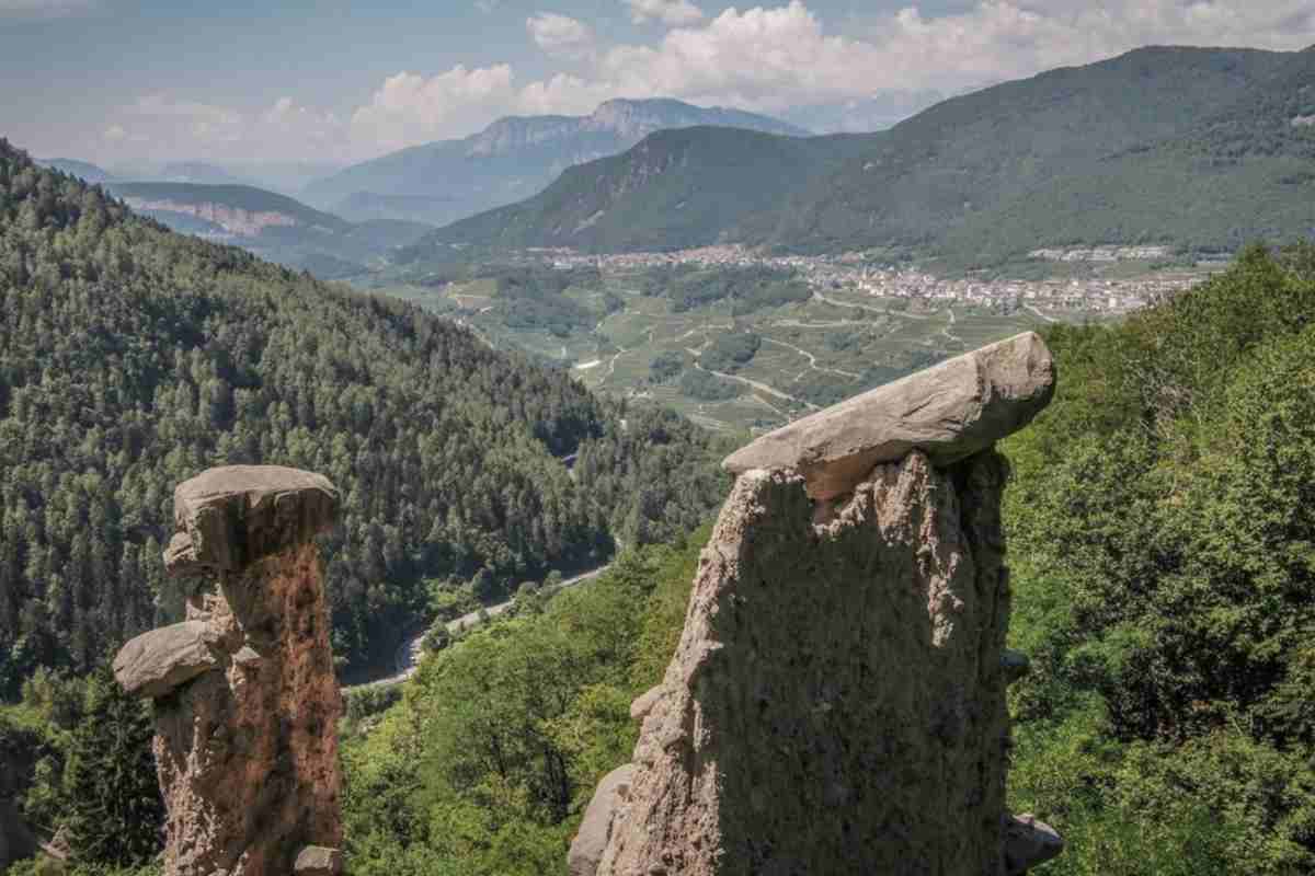 Queste colonne di terra modellate dal tempo raccontano una storia di erosione e equilibrio delicato, offrendo un’esperienza immersiva