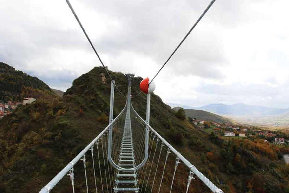 Il comune di Sasso di Castalda, con i suoi 718 abitanti, si trova a quasi mille metri di altitudine in provincia di Potenza ed è parte integrante del Parco