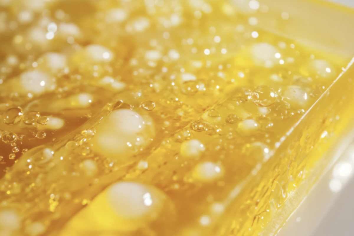 Oltre alla cura delle superfici, oggi il mercato offre soluzioni di design e tecnologia per il lavello, valorizzando anche gli elementi