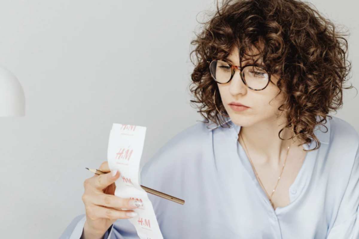 La verifica accurata dello scontrino non solo tutela il portafoglio, ma garantisce anche il rispetto dei diritti sanciti dal Codice del Consumo,