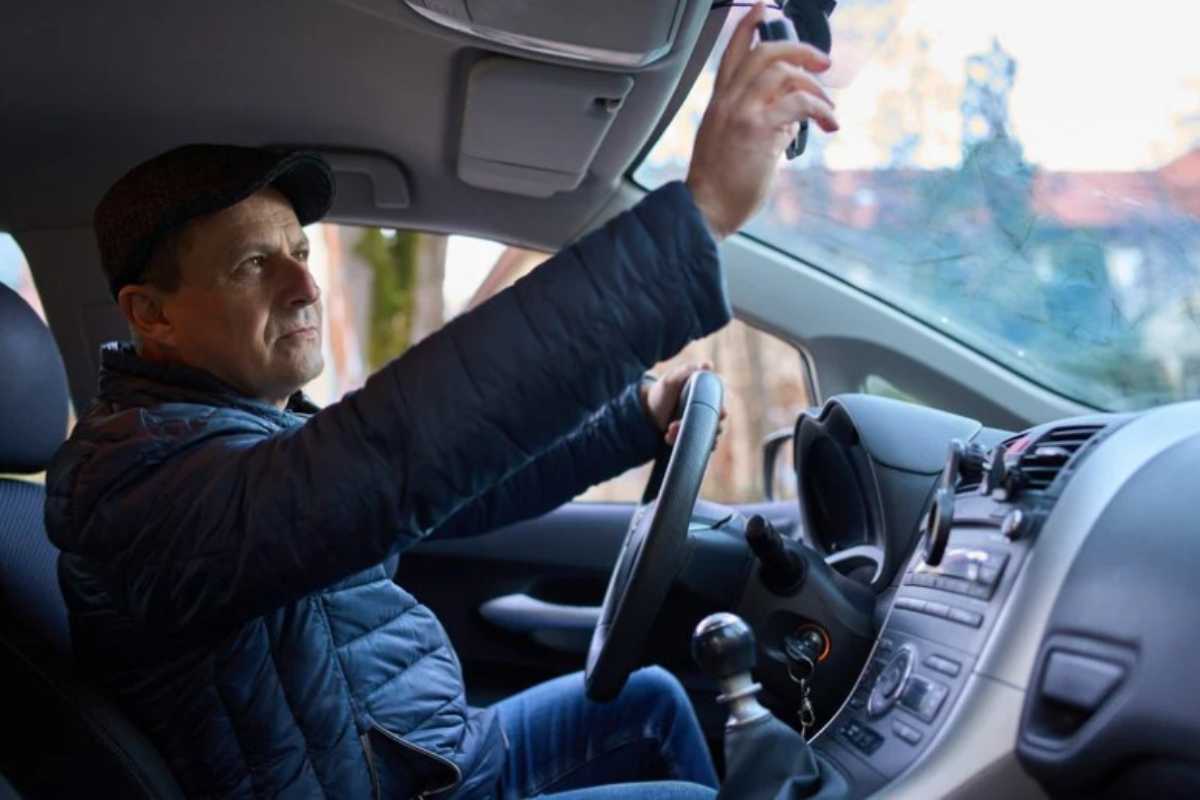 Specchietto retrovisore pulsante