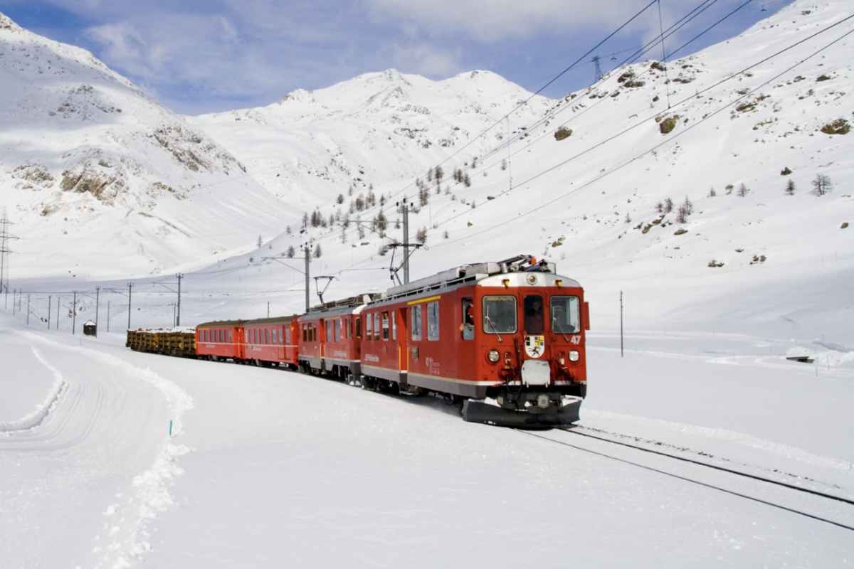 Quest’esperienza unica si svolge lungo la storica tratta che collega l’Italia alla Svizzera, da Tirano a St. Moritz, attraversando scenari alpini straordinari