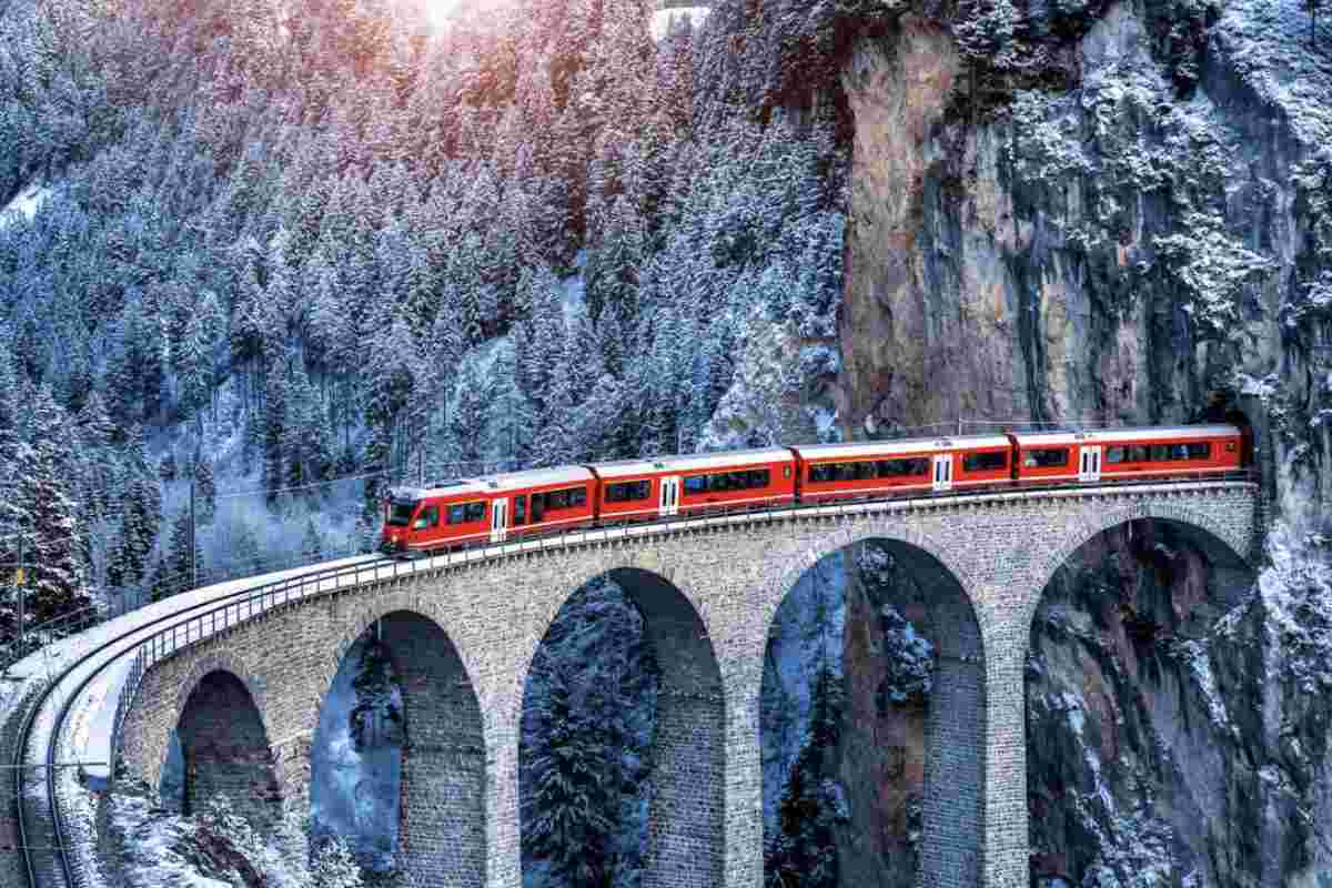 Il viaggio sul Trenino Rosso del Bernina è costellato di fermate che offrono scorci unici e opportunità di esplorazione