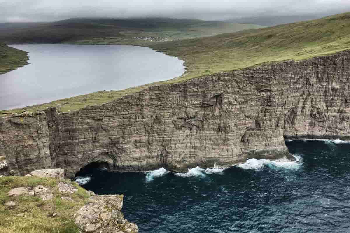 dove si trova il lago sospeso sul mare
