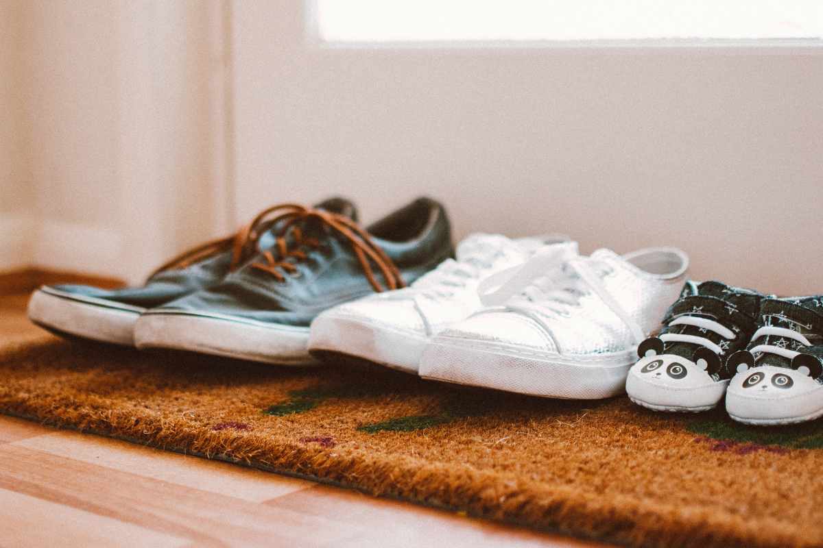 Scarpe in casa, il galateo non ha dubbi