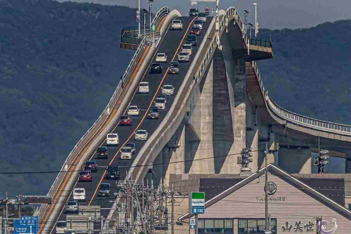 Si chiama il Ponte delle montagne russe ed è spaventoso