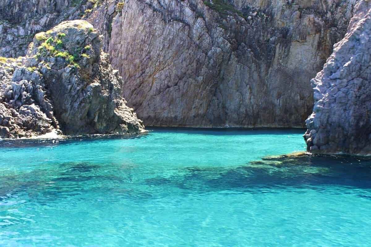 Le acque cristalline dell'isola di Ponza, nelle Isole Pontine del Lazio, classificate interamente eccellenti dall'ARPA nel monitoraggio della stagione balneare 2026