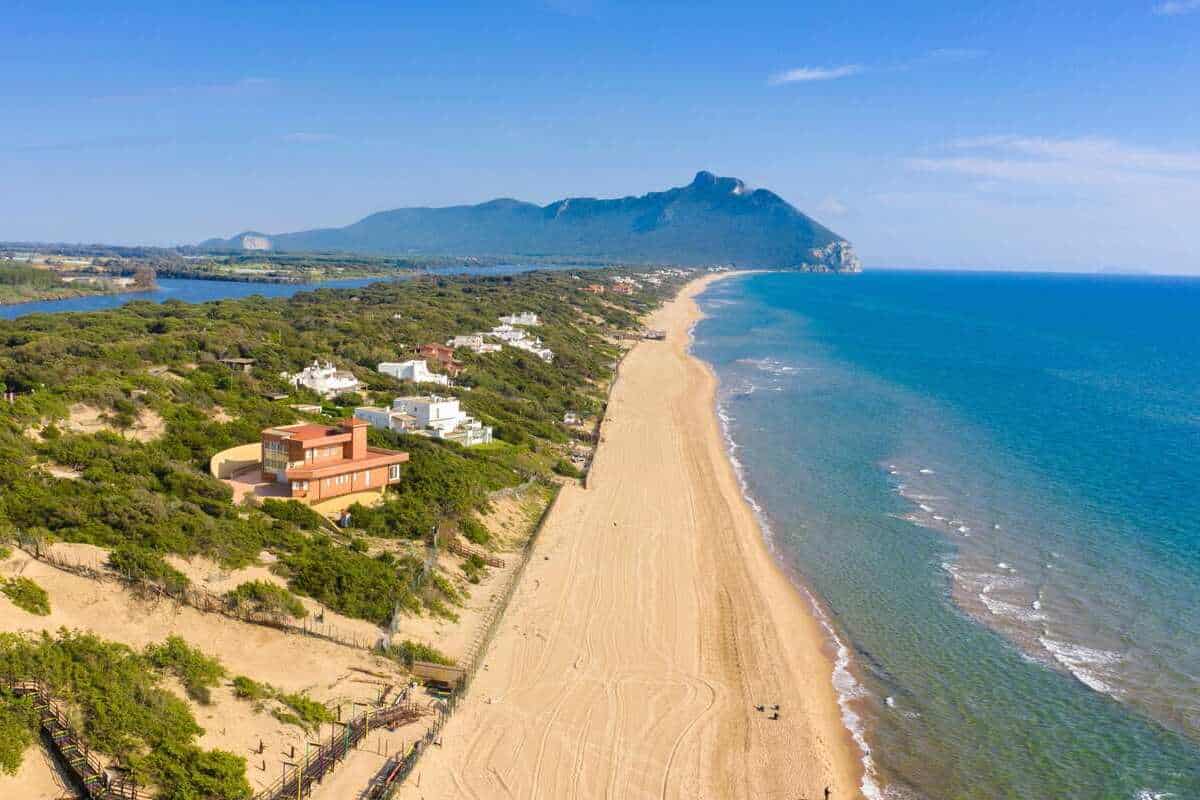 La spiaggia di Sabaudia nel Parco Nazionale del Circeo, in provincia di Latina, tra le località del Lazio con il 100% di aree balneabili classificate eccellenti nel 2026
