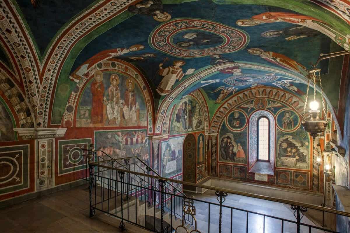 Gli affreschi medievali all'interno del Sacro Speco di San Benedetto a Subiaco, con il primo ritratto conosciuto di San Francesco d'Assisi dipinto mentre il santo era ancora in vita